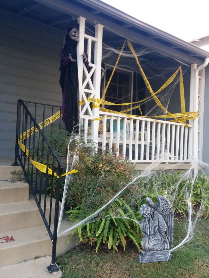 Illustration for article titled Halloween Decorations From a Few Neighborhoods